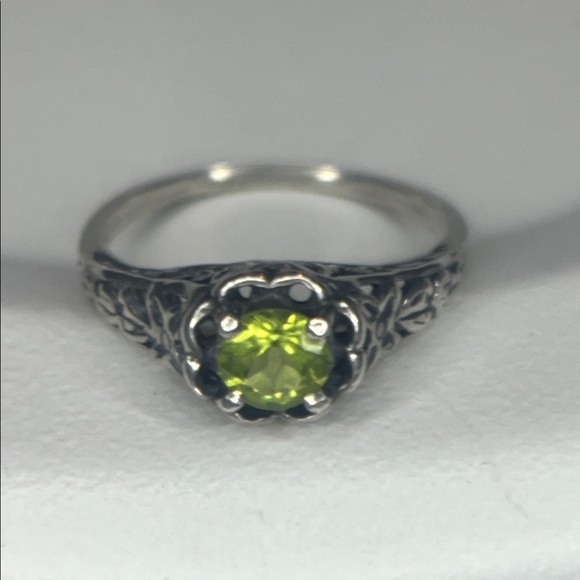 Jewelry - Elegant Silver Ring with Green Gemstone